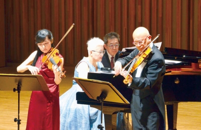 写真：齋藤さん夫妻と、渡部さん夫妻が共演したステージ