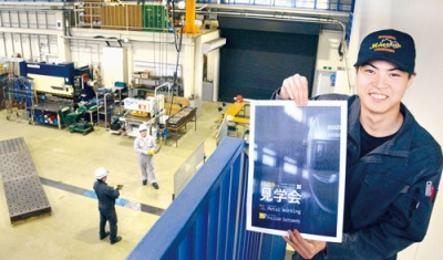 写真：チラシを手に見学会への参加を呼びかける訓練生