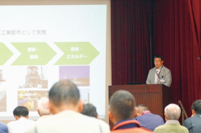 写真：炭鉄港の歴史などを解説する仲嶋さん