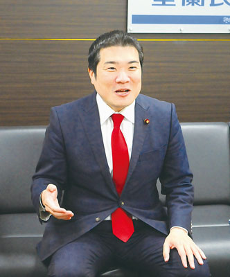 写真：２１日召集予定の臨時国会や首相指名選挙などについて語る山岡衆院議員