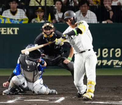写真：６回阪神１死三塁、森下が中前に先制打を放つ＝甲子園
