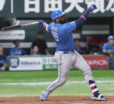 写真：８回日本ハム１死、レイエスが右中間に同点ソロを放つ＝みずほペイペイドーム