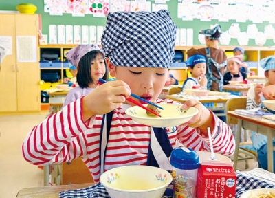 写真：「白老和牛ハンバーグ」を味わう白老小の児童