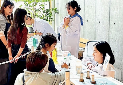 写真：芳香剤作りを楽しんだワークショップ（ナチュラルサイエンス提供）
