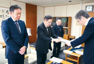 写真：２０２６年度予算・政策要望を提出する寿浅会頭ら