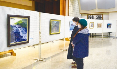 写真：鷲別コミュニティセンターで開催されている公募展