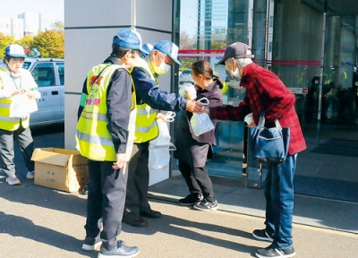 写真：特殊詐欺に注意を呼びかけるパトロール隊員ら