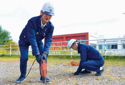 写真：区画整備に汗を流す楢崎製作所の社員ら