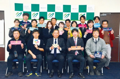 写真：デジタル・キャンパス推進アンバサダー任命式で記念写真に納まる室工大職員