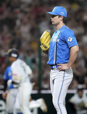 写真：８回、ソフトバンク・柳田（奥）に決勝３ランを浴びた日本ハム・上原＝みずほペイペイドーム
