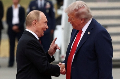 写真：握手するロシアのプーチン大統領（左）とトランプ米大統領＝８月、米アラスカ州アンカレジ（ロイター＝共同）