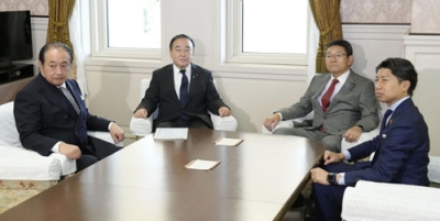 写真：会談に臨む自民党の梶山国対委員長（中央左）と立憲民主党の笠国対委員長（同右）＝１７日午前、国会