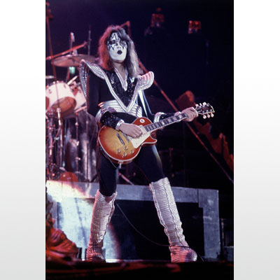 写真：コンサートで演奏する「キッス」のメンバーでギタリストのエース・フレーリーさん＝１９７７年２月、米コネティカット州（ＡＰ＝共同）