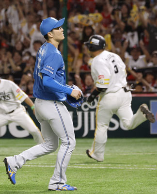 写真：１０回、ソフトバンク・山川（奥）にサヨナラ打を浴びた日本ハム・玉井＝みずほペイペイドーム