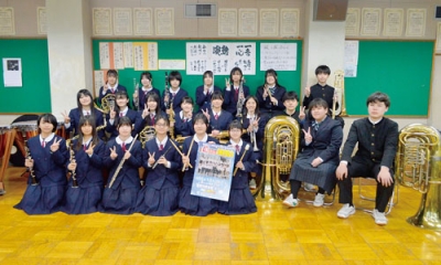 写真：定期演奏会の来場を呼びかける幌別中吹奏楽部の部員たち