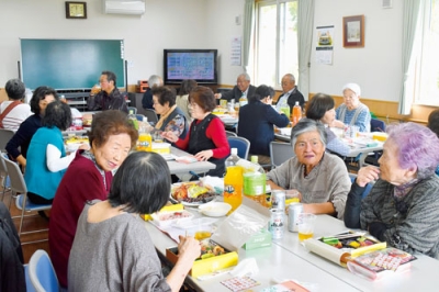 写真：卓を囲んで会話を楽しむ会員たち
