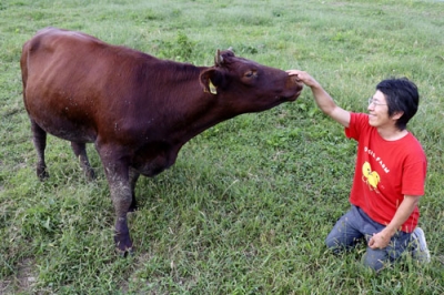 写真：放棄地だった牧場で短角牛を放牧している「渥美フーズ」の渡会一仁社長＝愛知県豊橋市