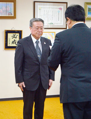 写真：小笠原市長から辞令を受け取る安宅教育長