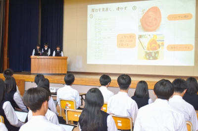 写真：３年間学んできた「だて学」の集大成をプレゼンテーションする生徒たち
