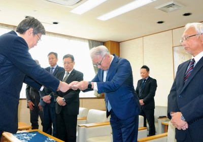 写真：目録を手渡す小松副会長