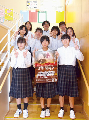 写真：定演への来場を呼びかける３年生部員