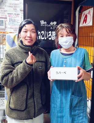 写真：ＣａｆｅＰｉｔｏ店主の檜山さん（左）と猫色ｐｒｏｔｅｃｔｉｏｎむろらん代表の芳賀さん