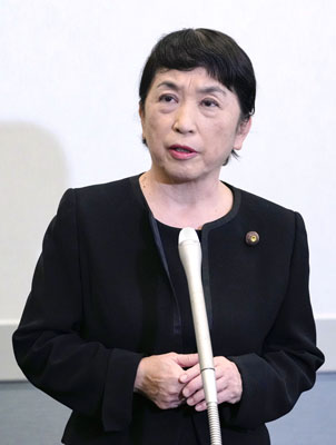 写真：村山富市元首相の死去を受け、国会内で取材に応じる社民党の福島党首＝１７日午後