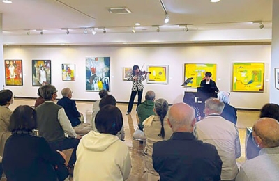 写真：室蘭市民美術館で開かれたバイオリンコンサート。市民らが油絵の展示会とともに、絵画と音楽のコラボ演奏会を楽しんだ＝昨年５月