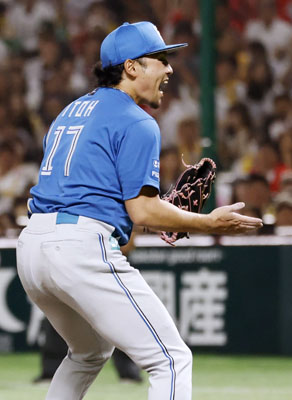 写真：４回ソフトバンク２死三塁、野村を空振り三振に抑え、雄たけびを上げる日本ハム・伊藤。８回無失点で勝利投手となった＝みずほペイペイドーム
