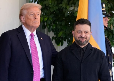写真：日、米ホワイトハウスでウクライナのゼレンスキー大統領（右）を出迎えたトランプ米大統領（ＡＰ＝共同）