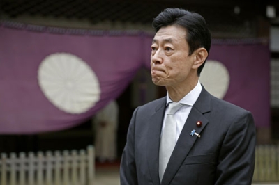 写真：靖国神社を参拝し、記者団の取材に応じる西村元経産相＝１８日午前、東京・九段北