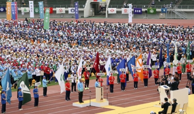 写真：岐阜メモリアルセンター長良川競技場で行われた「ねんりんピック岐阜２０２５」の開会式＝１８日午前、岐阜市