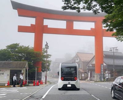 写真：箱根駅伝のコースを試験走行するトヨタ自動車の電気自動車「イーパレット」