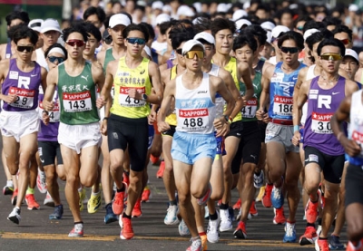 写真：力走する各大学の選手たち＝陸上自衛隊立川駐屯地