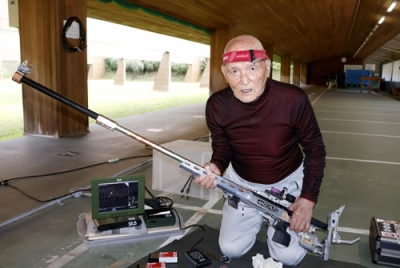 写真：金箔を施した銃を手にするライフル射撃の高桑昭紀＝金沢市