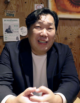 写真：「夜会」を主宰する伴野卓磨さん