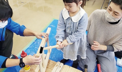写真：椅子作りを体験する親子（提供写真）