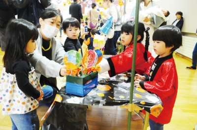 写真：お店屋さんごっこで、買い物を楽しむ園児たち