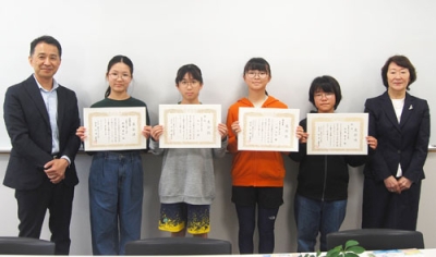 写真：コンクールに入賞した天神小の（左側２人目から）佐藤さん、大辻さん、小田さん、池﨑さん