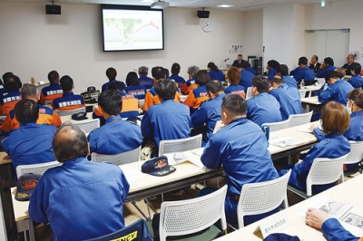 写真：防災活動について学ぶ消防団員