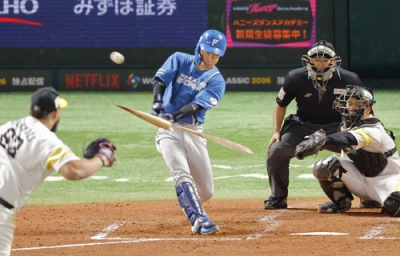 写真：４回日本ハム２死一、三塁、矢沢がバットを折られながら右翼線へ適時二塁打を放つ。投手ヘルナンデス、捕手海野＝みずほペイペイドーム
