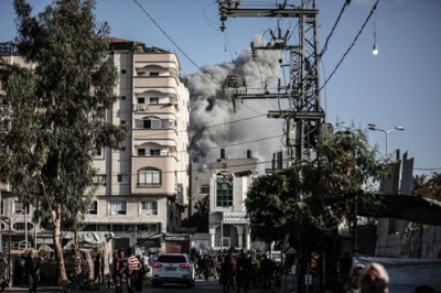 写真：１９日、ガザ中部の難民キャンプに対するイスラエル軍の攻撃後に立ち上る煙（ゲッティ＝共同）