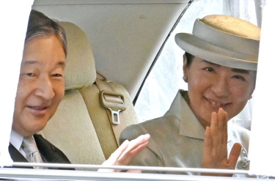 写真：誕生日を迎えた上皇后美智子さまにあいさつするため、仙洞御所に入られる天皇、皇后両陛下＝２０日午前１１時６分、東京都港区（代表撮影）