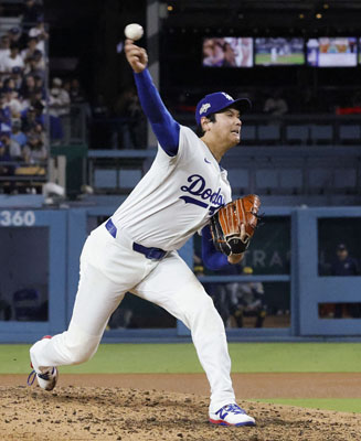 写真：ブルワーズとのナ・リーグ優勝決定シリーズの第４戦に先発し、６回０／３を無失点、１０奪三振と活躍したドジャース・大谷＝１７日、ロサンゼルス（共同）
