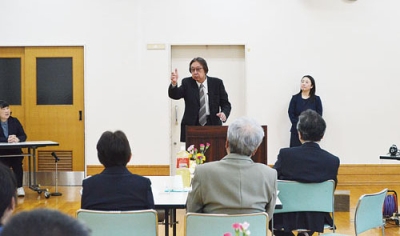 写真：創立５０周年の節目を祝った記念式典で講話する濱田さん