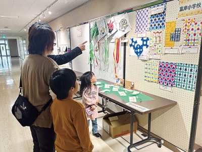 写真：児童生徒の力作が展示されている特別支援学級作品展