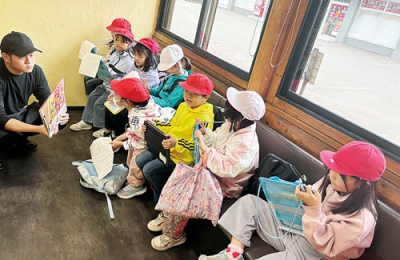 写真：従業員に「えがおのひみつ」を質問する子どもたち