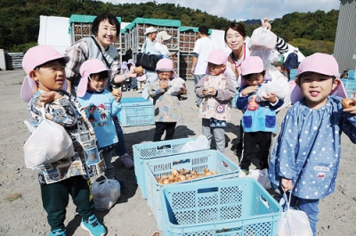 写真：袋いっぱいの「えったま」に笑顔を見せる子どもたち