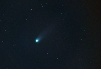 写真：十勝地方の浦幌町で、北西の空に見られた「レモン彗星」。２１日に約１３００年ぶりに地球に最接近する＝１９日午後６時２８分（０・５秒露光で撮影した１４枚を合成）