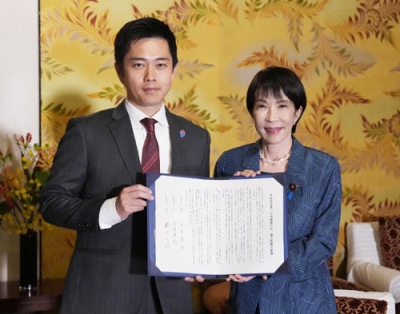 写真：署名した連立政権合意書を報道陣に示す自民党の高市総裁（右）と日本維新の会の吉村代表＝２０日午後、国会